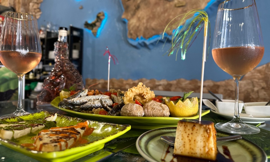 Image 5: Menú de parrillada de pescado con entrante, postre y botella de vino