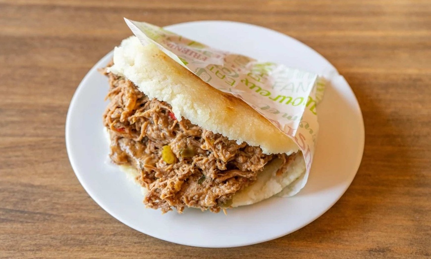 Image 18: Menú venezolano de arepas o parrillada a elegir para 2 o 4 personas