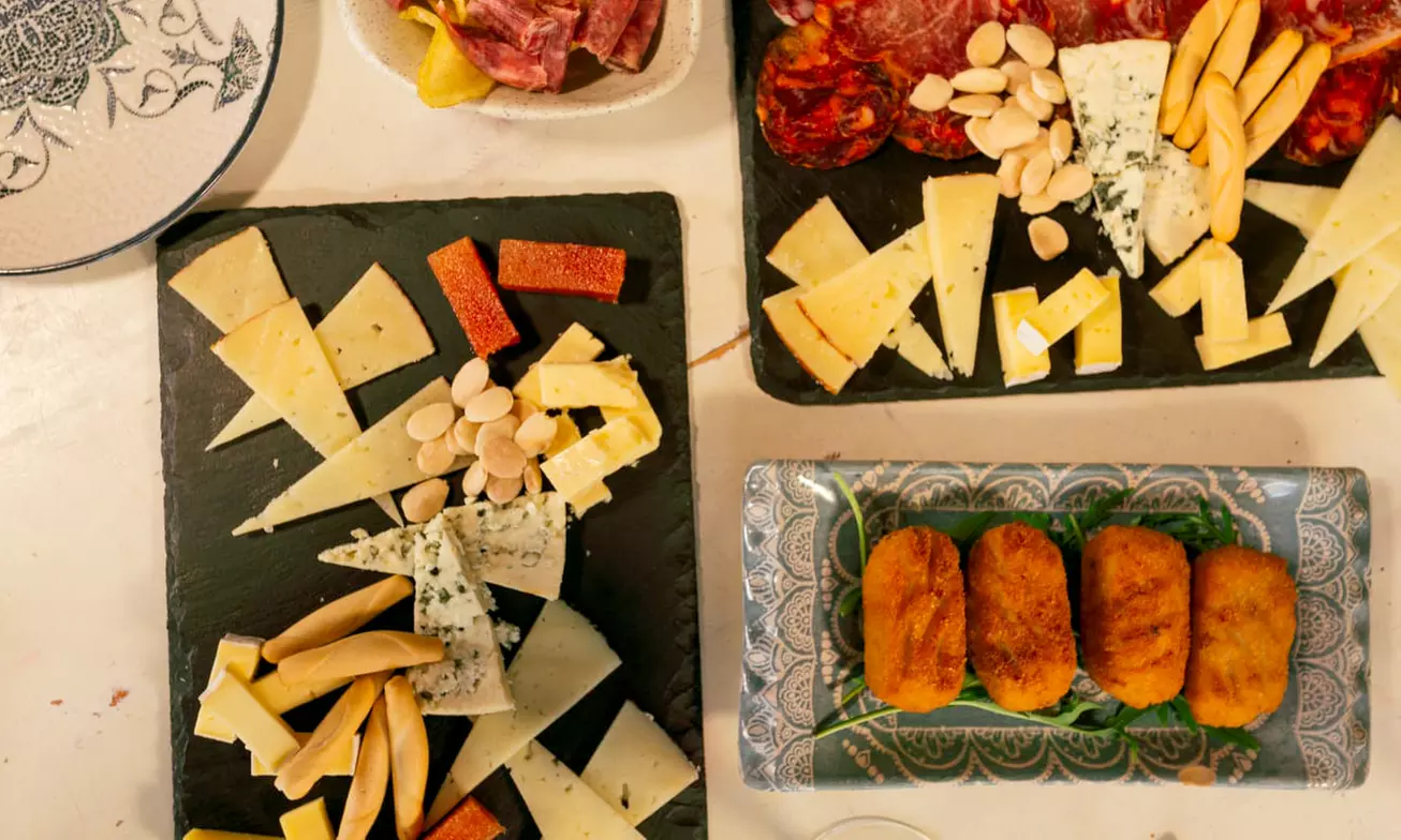 Menú para 2 o 4 en casco antiguo de Alicante con postre y vino