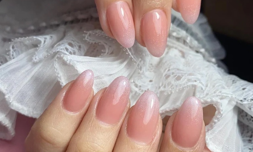 Image 8: Presume de uñas con una sesión de manicura, pedicura o ambas para 1 