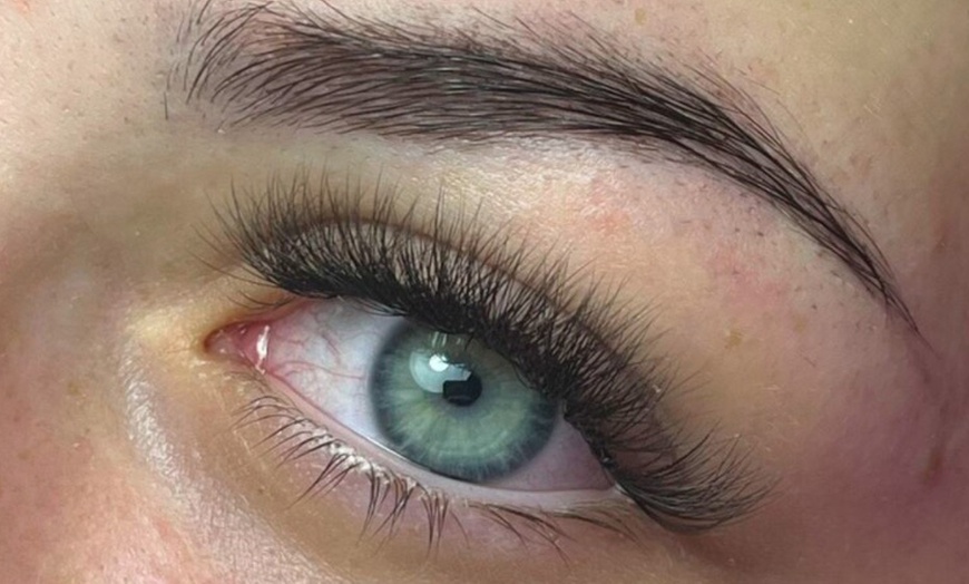 Image 4: Klassische, Light-Volumen oder Volumen-Wimpernverlängerung für 1 Pers.