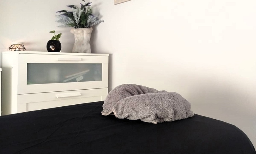 Image 14: Masajes de 60 y 90 minutos para una persona o en pareja