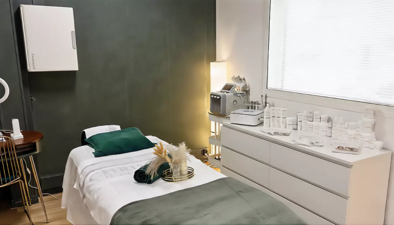 Soin du visage "Hydra boost prestige" ou "Wish by Christina" anti-âge d'1h10 (jusqu'à 40% de remise) - Image 2