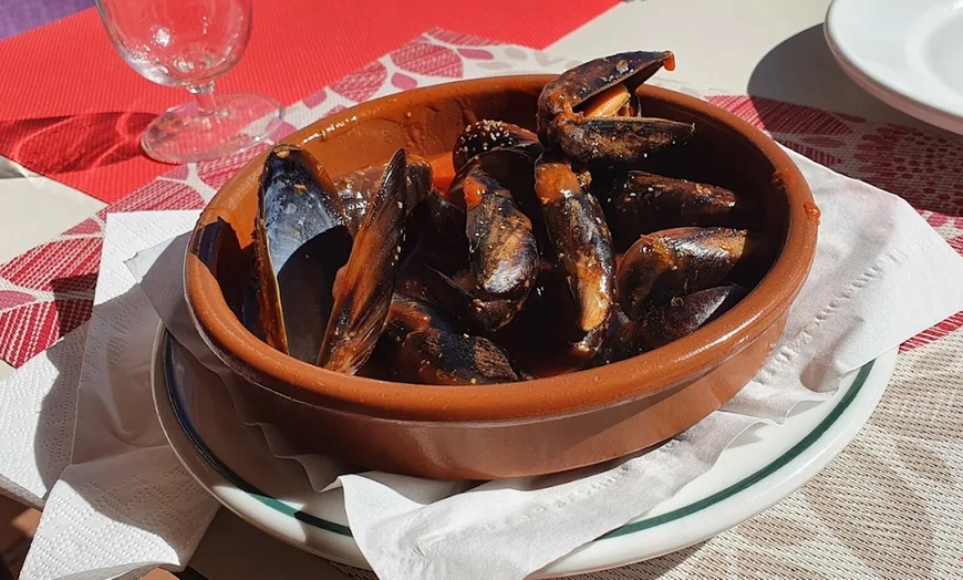 Image 8: Mariscada con bogavante para 2 con vino en restaurante mediterráneo