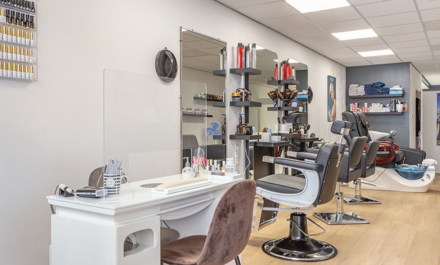 Image 3: Klaar voor een frisse coupe? Ga voor een kappersbehandeling naar keuze