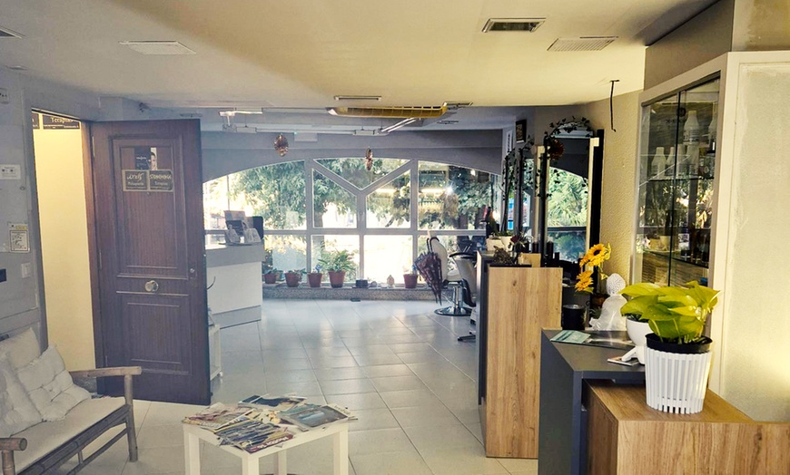 Image 3: Sesión de manicura y/o pedicura con esmaltado semipermanente 