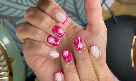 Pose de vernis semi-permanent sur mains avec beauté russe