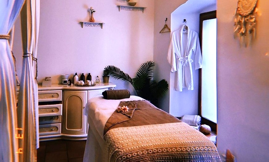 Image 9: Masajes con aromaterapia, aceites y ritual premium