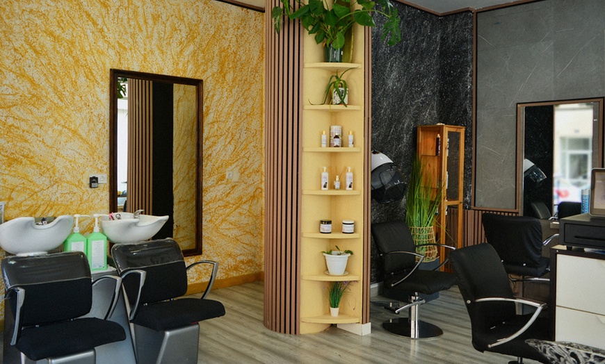 Image 8: Peluquería con lavado, masaje, peinado y opción a corte y color
