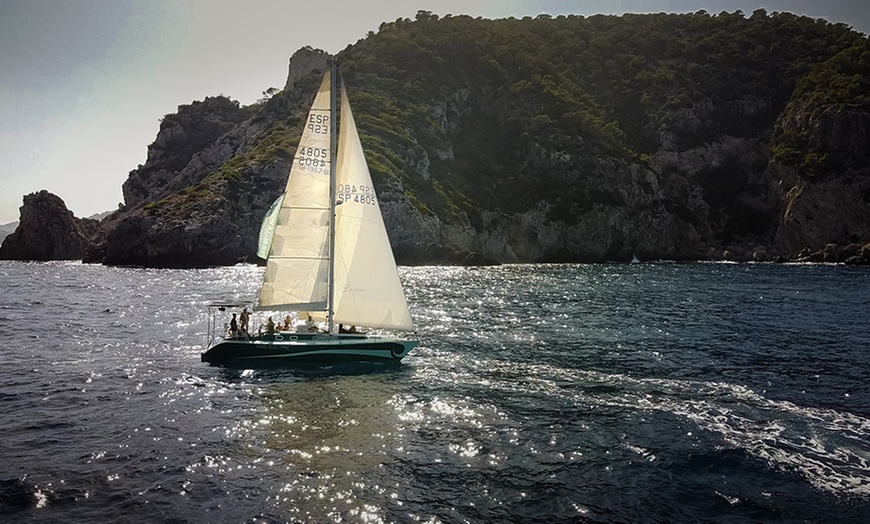 Image 1: Salida en barco medio día o día completo para hasta 8 personas 