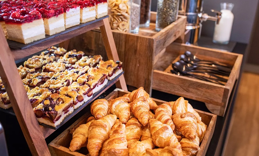 Image 2: Frühstücksbuffet inkl. 1 Glas Sekt für 2 oder 4 Personen