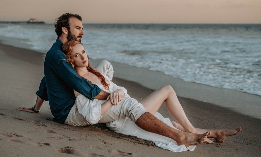 Image 4: Unforgettable Moments Awaits: 60-Minute Outdoor Full Portrait Session