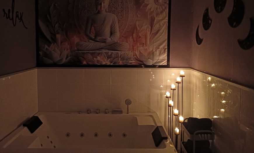 Image 3: Masaje en pareja 60 minutos, jacuzzi 30 minutos, cava y bombones
