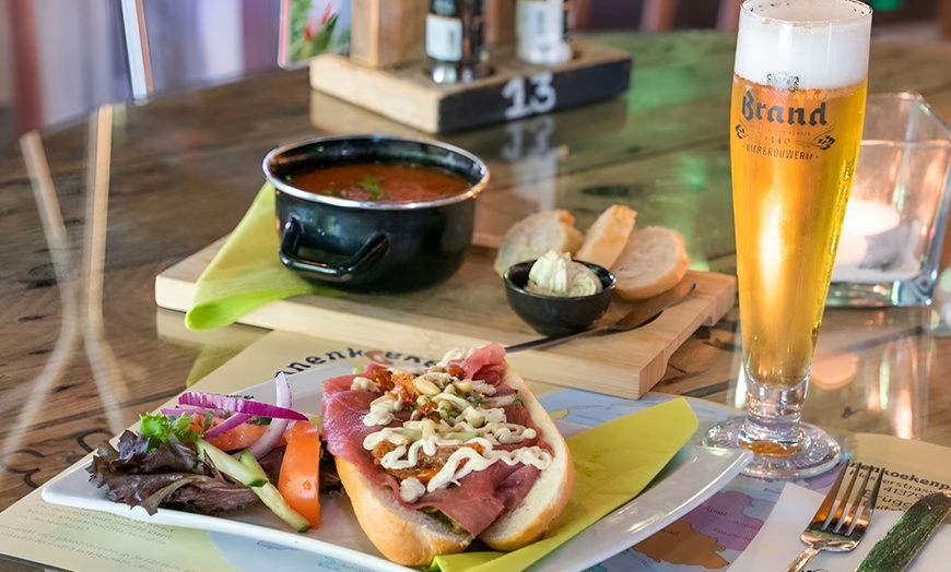 Image 8: Knapperige kipschnitzels in een knus pannenkoekenhuis