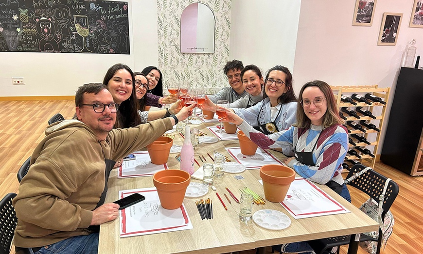 Image 14: Taller de pintura en cerámica o velas con barra de libre de vino