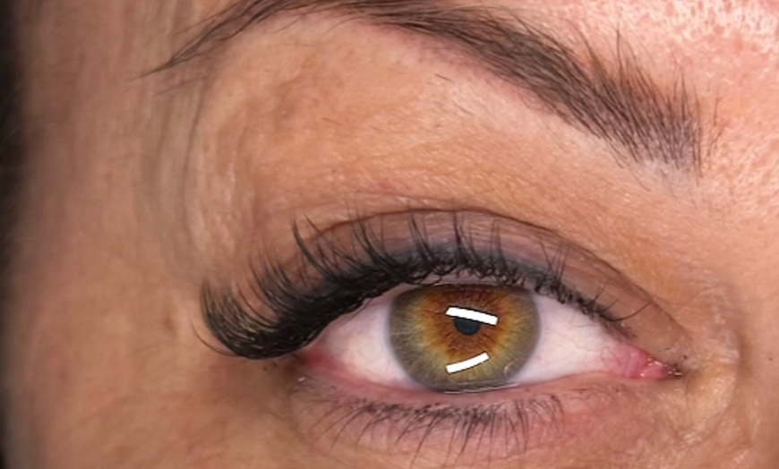 Image 3:  Sublimez le regard avec des extensions de cils sur-mesure
