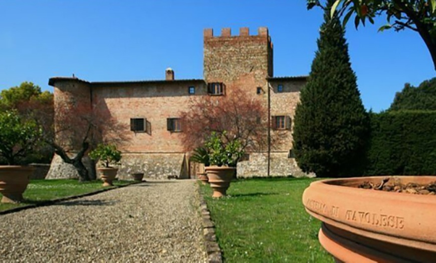 Image 2: Ingresso piscina e aperitivo al Castello di Tavolese