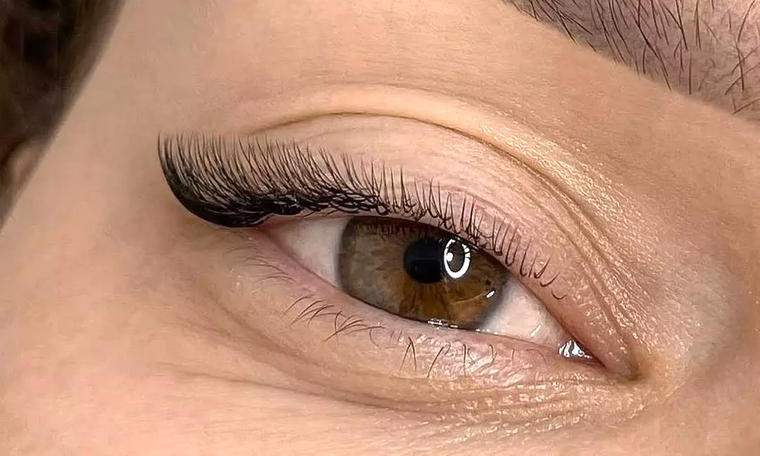 Extensiones de pestañas con efecto natural, híbrido o volumen ruso