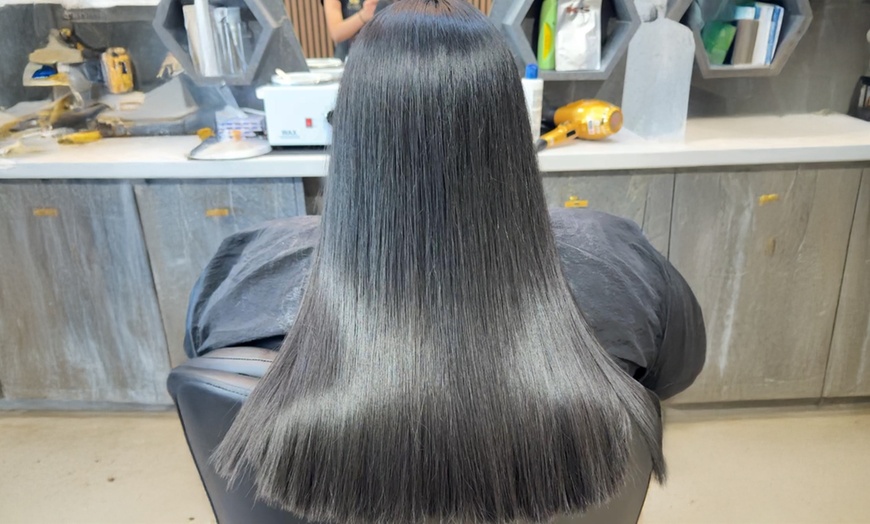 Image 6: Up to 63% Off on Styling Highlights at Iconic Hair & Beauty