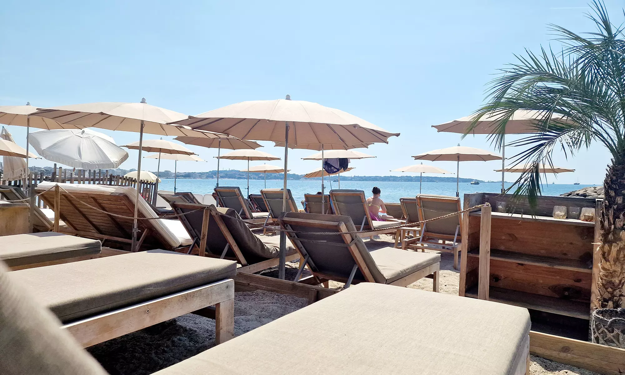 Journée en plage privée avec matelas, parasol et boisson ou plat, en solo ou en duo, avec Monsieur Pablo