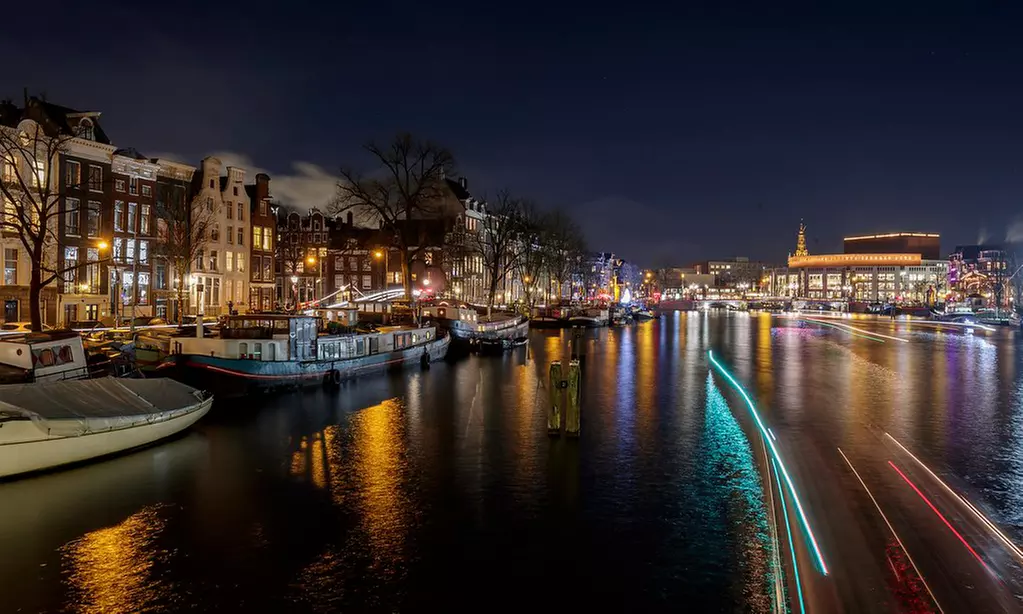 Nächtliche Grachten-Rundfahrt in Amsterdam für 1 Erwachsenen / 1 Kind