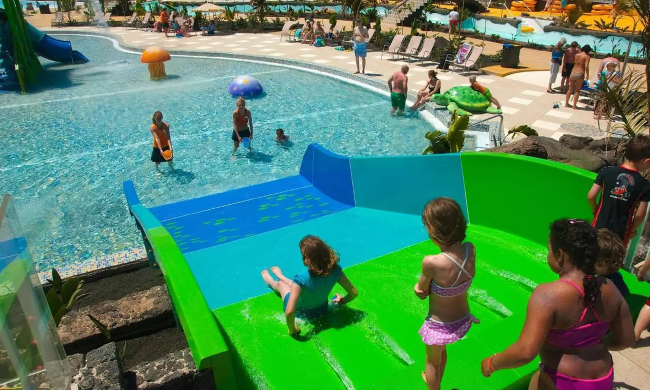 Entrada para niño o adulto a parque acuático Aqualava en Lanzarote