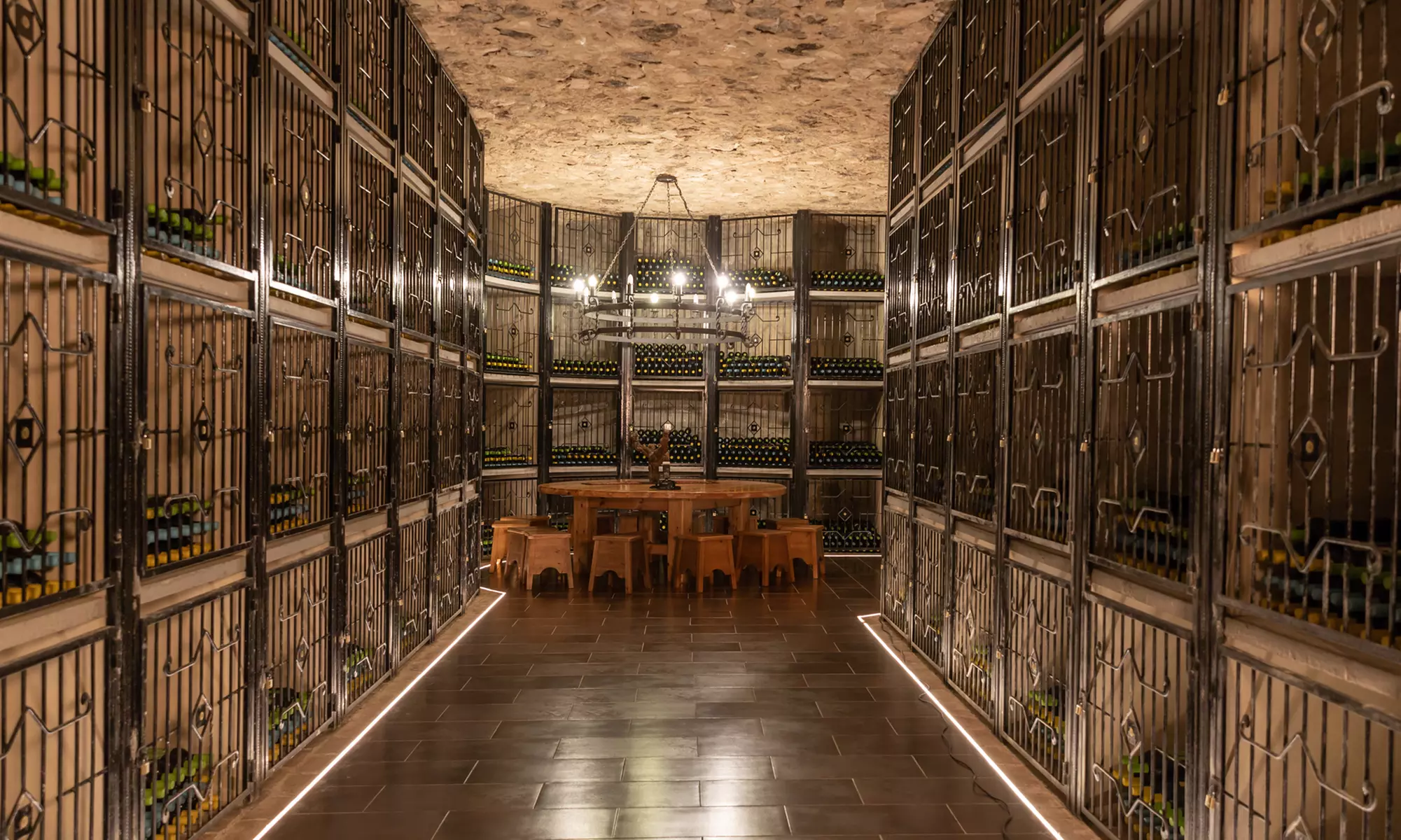 Visita guiada a bodega con cata de 4 vinos, 2 AOVE y embutidos