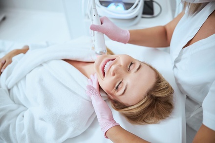 Silber-Wellnesspaket: Gesichtsbehandlung mit Radiofrequenz-Microneedling inkl. Getränk - SmartBody Beauty