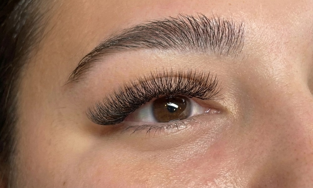 Light-Volumen oder Full-Volumen-Wimpernverlängerung für 1 Person
