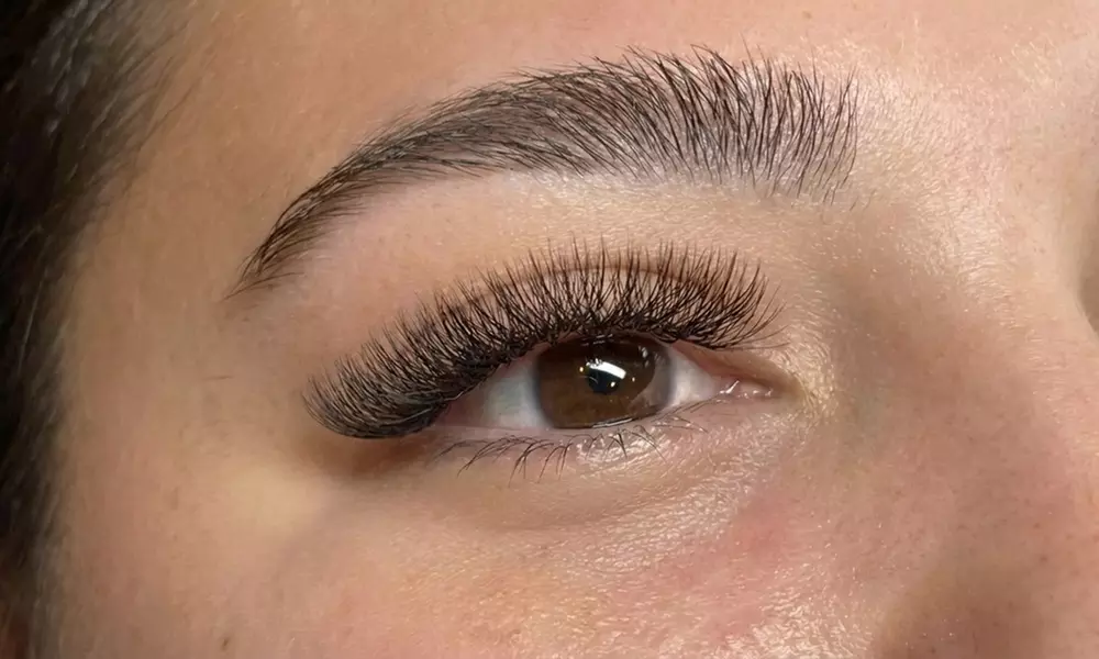 Light-Volumen oder Full-Volumen-Wimpernverlängerung für 1 Person