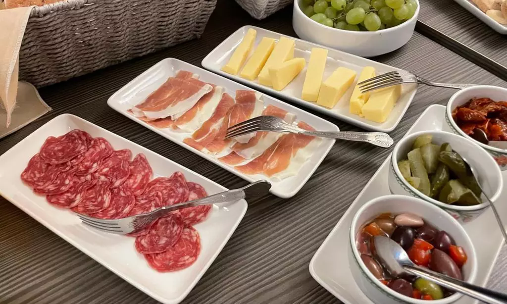 Swinscoe: 2-Night Stay with Breakfast and Optional Dinner