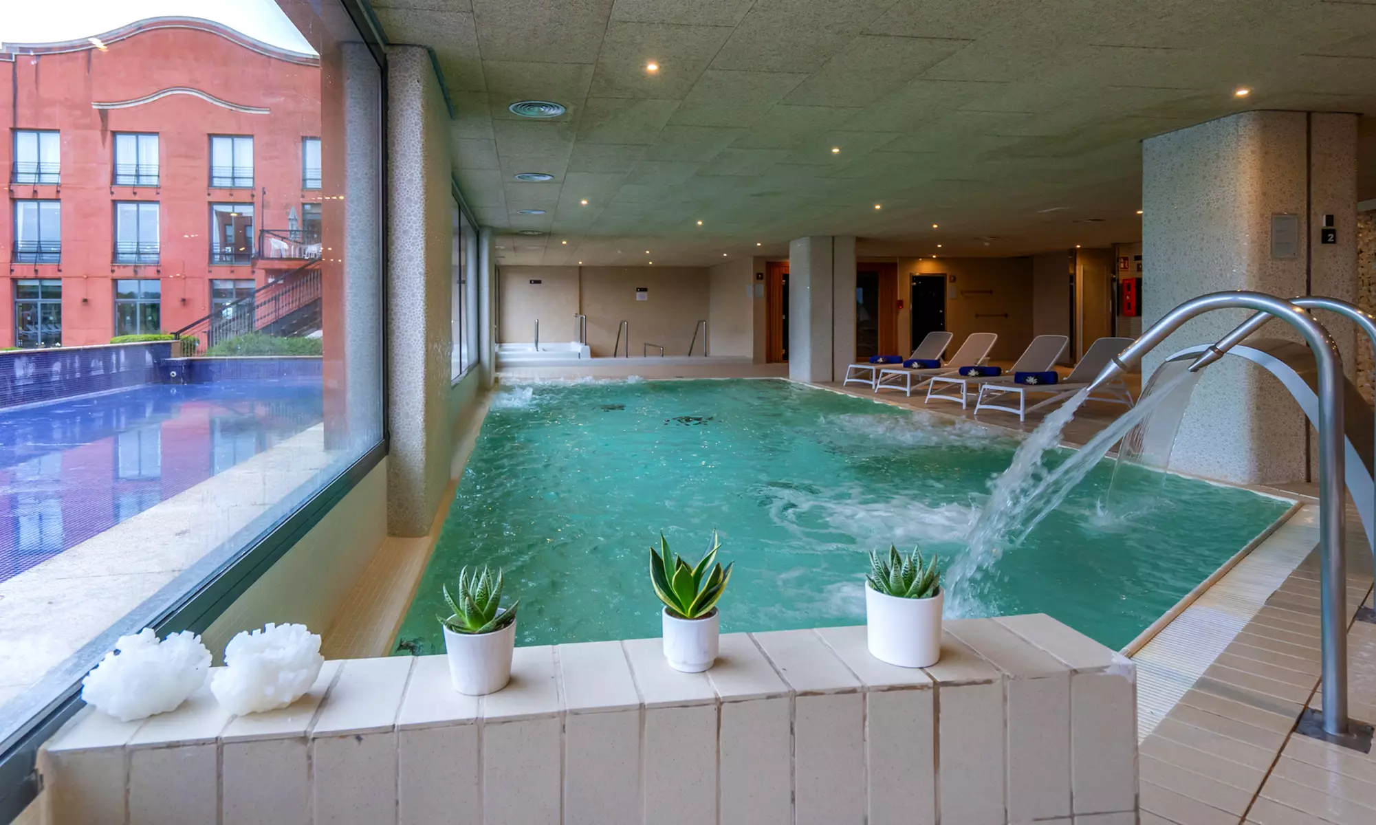 Bienestar de lujo: spa para 2 con opción a masaje y menú en resort 4*