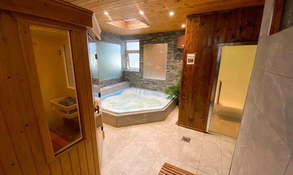 Scenic Snowdonia Escape: Overnight Stay w/ Breakfast & Hot Tub Sauna