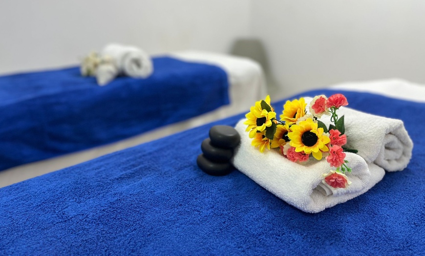 Image 4: Masaje con opción a reflexología podal, peeling e hidromasaje 