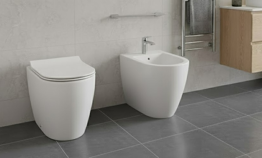 Image 8: Set di sanitari filomuro