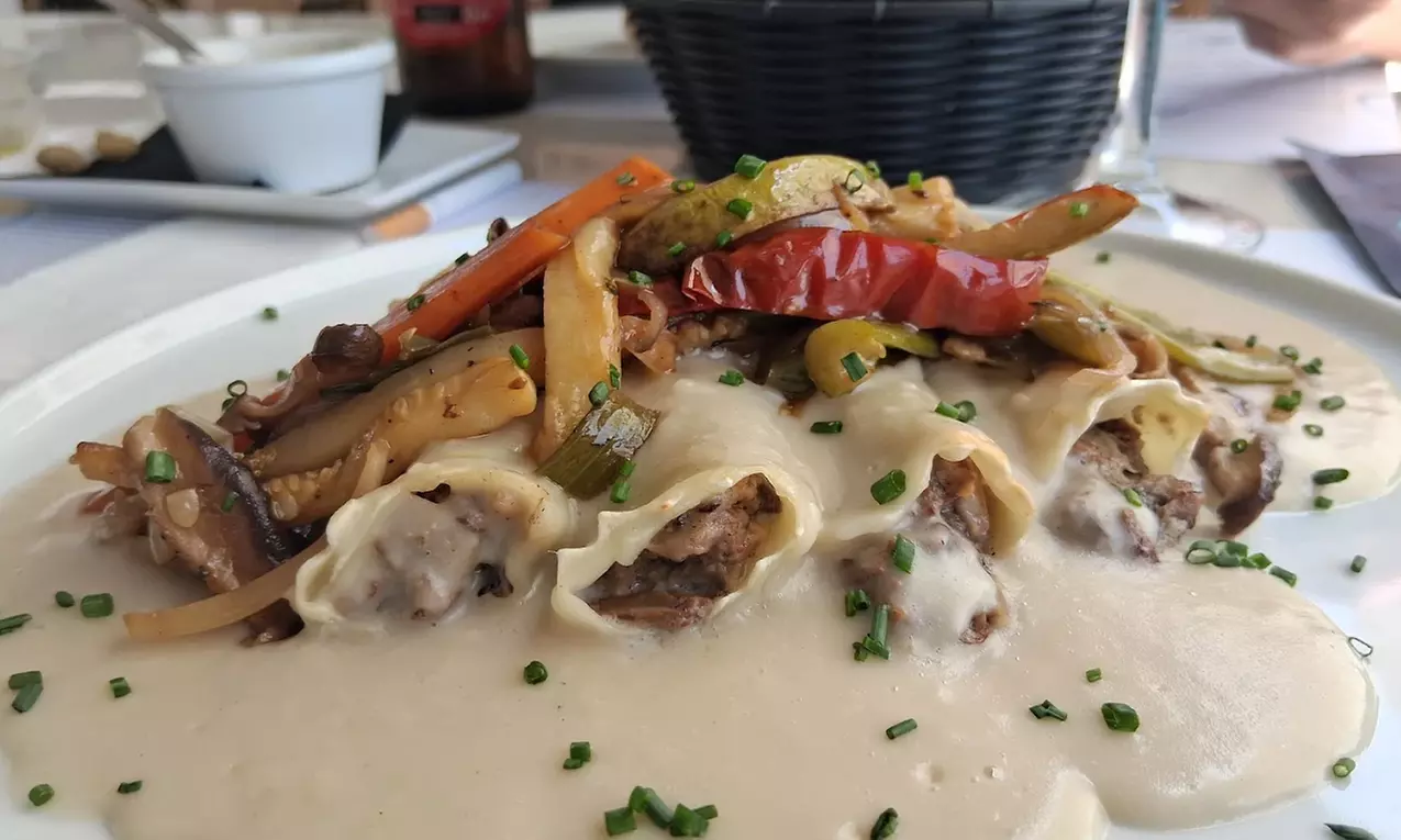 Menú mediterráneo para 2 o 4 con entrante, principal, postre y bebida