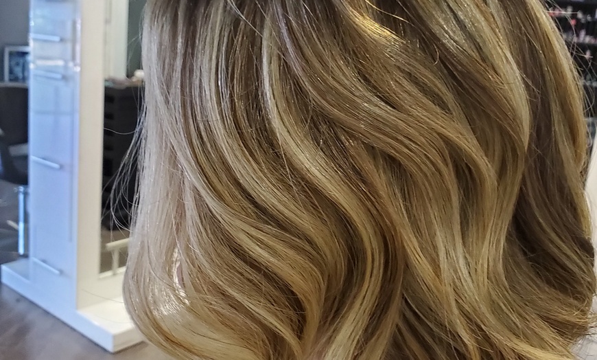 Image 3: Get Sleek Hair with Brazilian Blow Out Short Hair