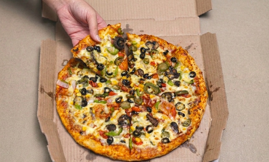 Image 3: Menú para 2 o 4 personas con pizza familiar para llevar