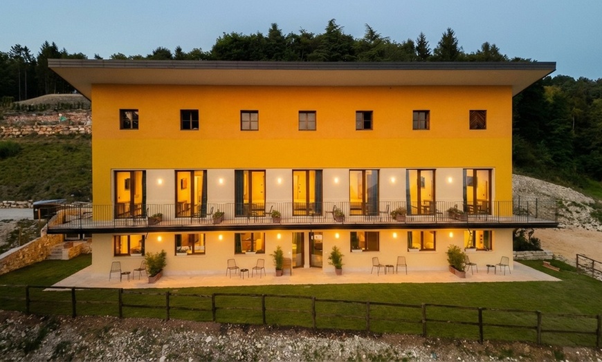 Image 8: Spiazzi: camera matrimoniale Standard con colazione e mezza pensione