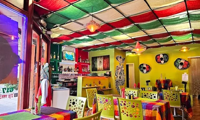 ¡Descubre el auténtico pollo mexicano! Menú para 2 o 4 personas con opción a cóctel prémium, ahorra hasta un 34% - Primary Image