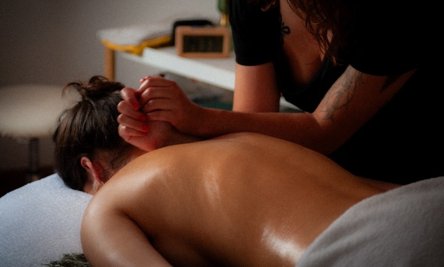 Image 2: 1 massage personnalisé de 60 ou 90 min, option réflexologie plantaire