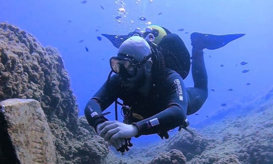 Image 2: Bautismo de buceo para 1 o 2 personas y certificado de la experiencia 