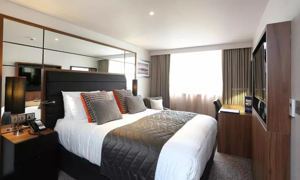 Buckinghamshire: King Room with Breakfast, Dinner & Late Check-Out