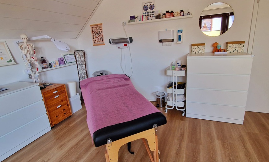 Image 2: 1 oder 3 therapeutische Frauenmassagen inkl. Anamnese für 1 Person