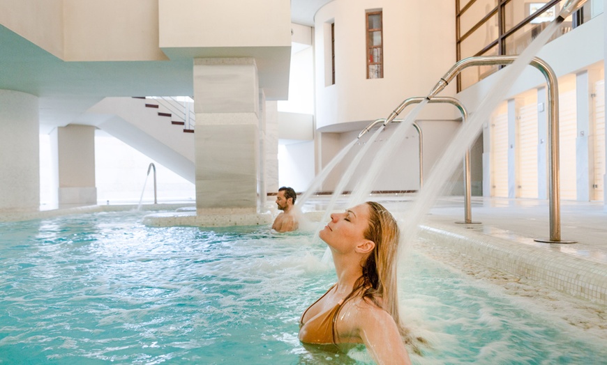 Image 1: Escápate al sur en pareja con un plan relajante de spa en hotel de 5*