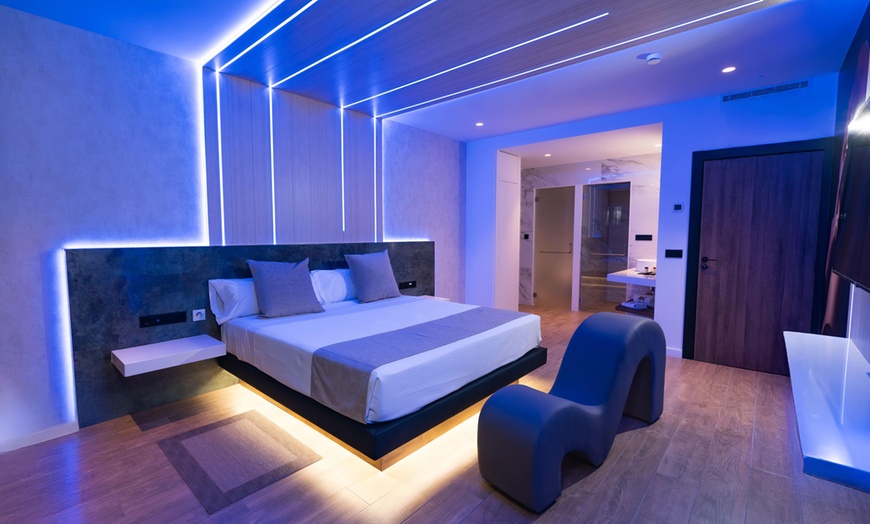 Image 2: Valencia: suite con botella Vino blanco y decoración de pétalos