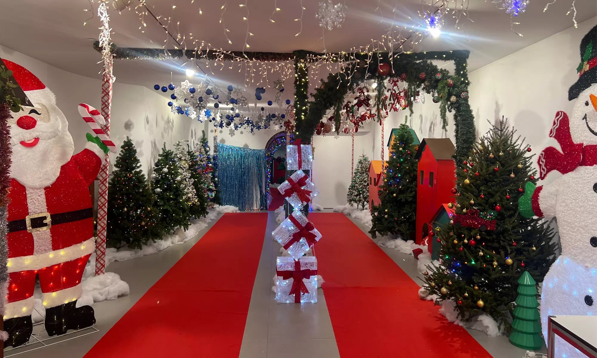 Holiday Photos with Santa – Cherished Family Portraits