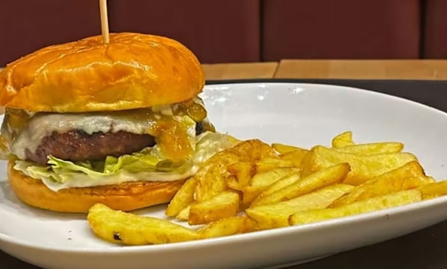 Image 1: Menú completo de hamburguesas con patatas para 2 o 4 personas 