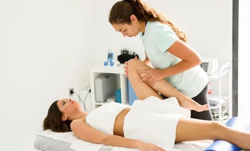Image 1: 1, 2, o 3 sesiones de fisioterapia avanzada de 60 minutos