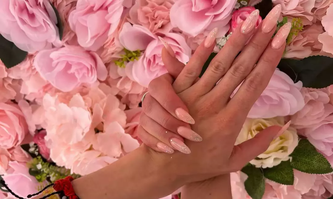 Manicura, pedicura o primera puesta de uñas con gel o acrílico y opción a diseño para 1 persona; ahorra al 65% - Primary Image